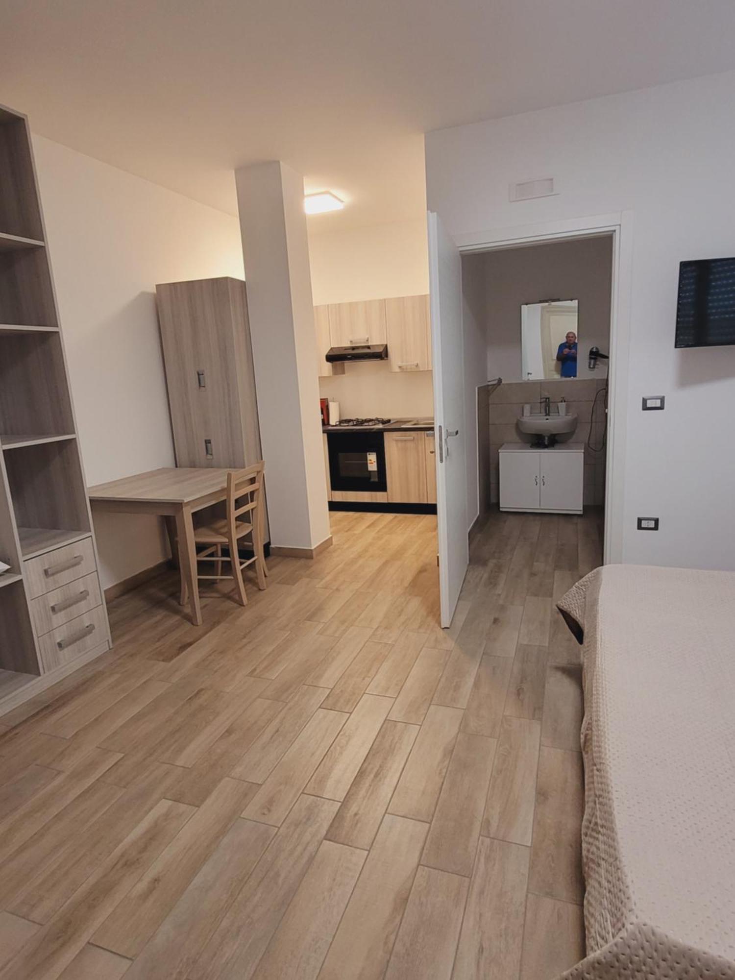 House Airport 4 *
